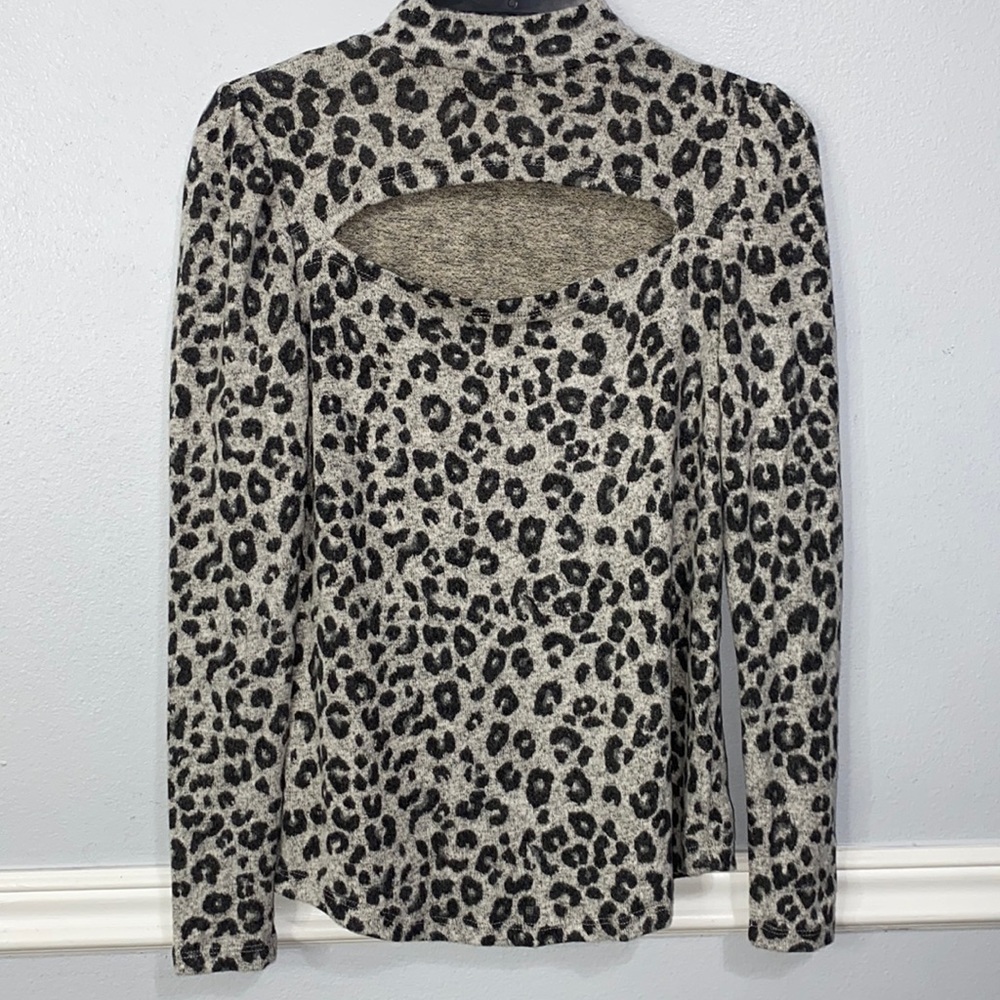 Long Sleeve Cut Out Grey leopard Shirt Size: S